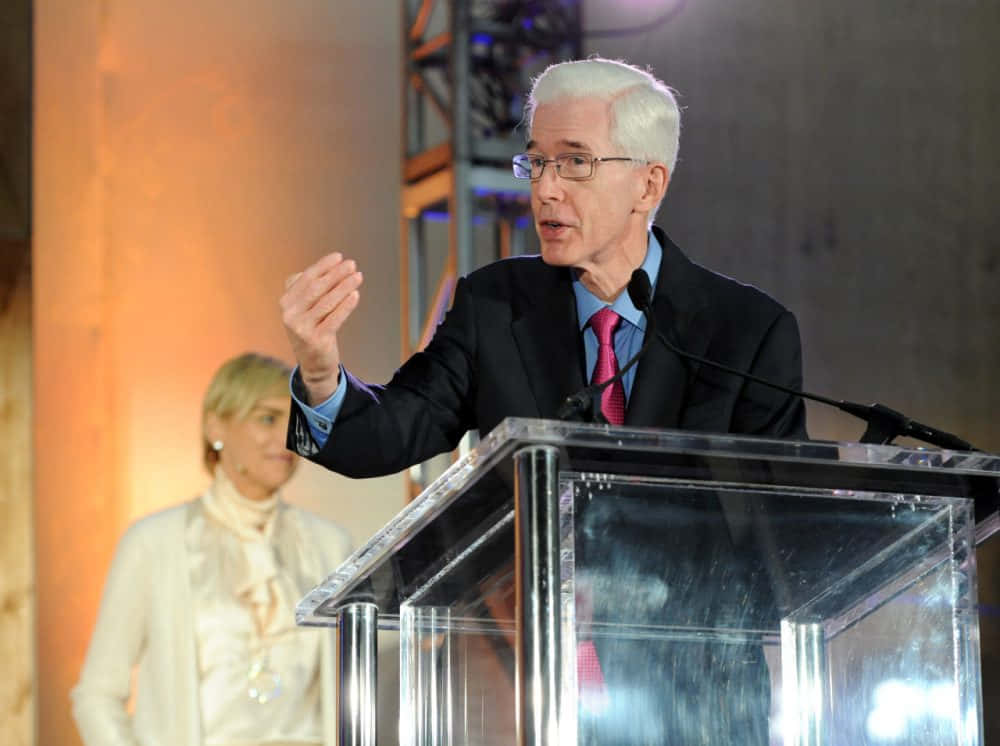 Gray Davis Speakingat Event Wallpaper