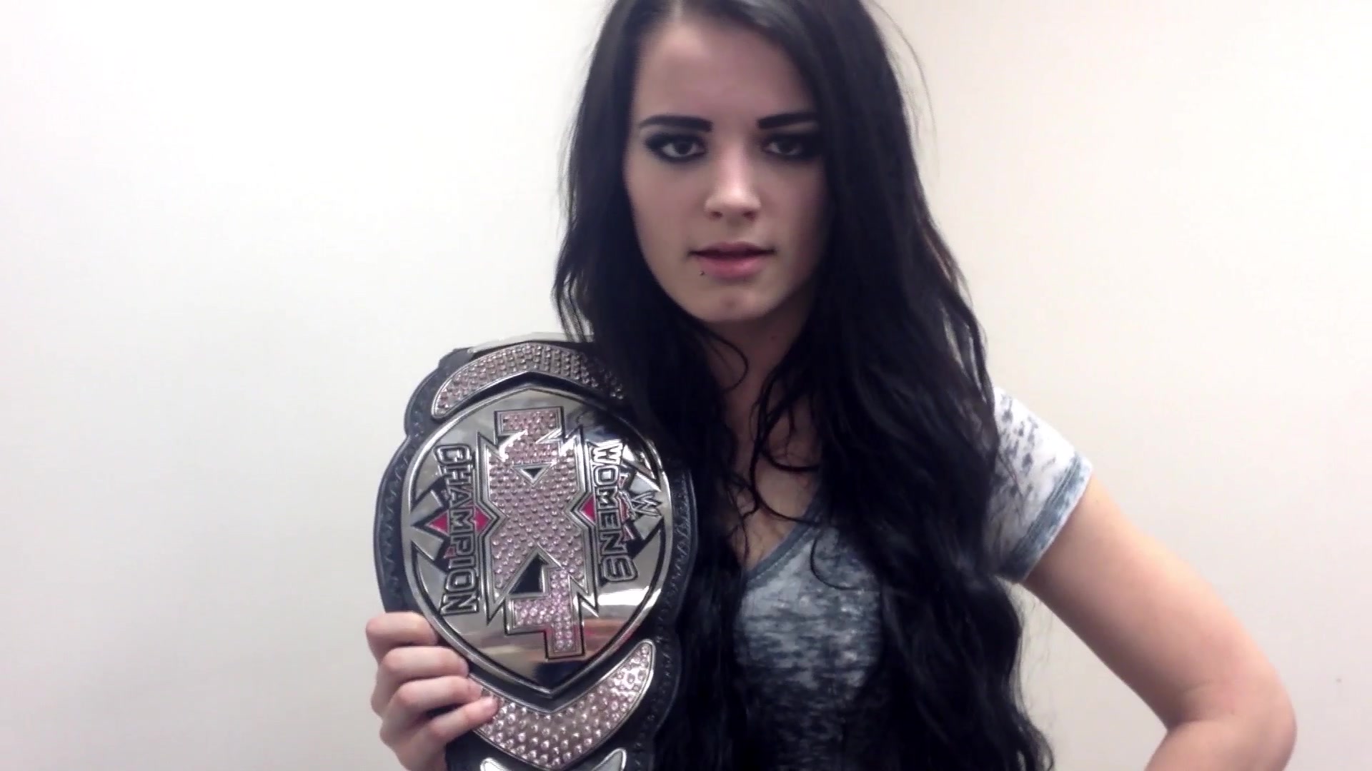 Photos WWE Divas Champion Paige Kissing Another Girl and Partying