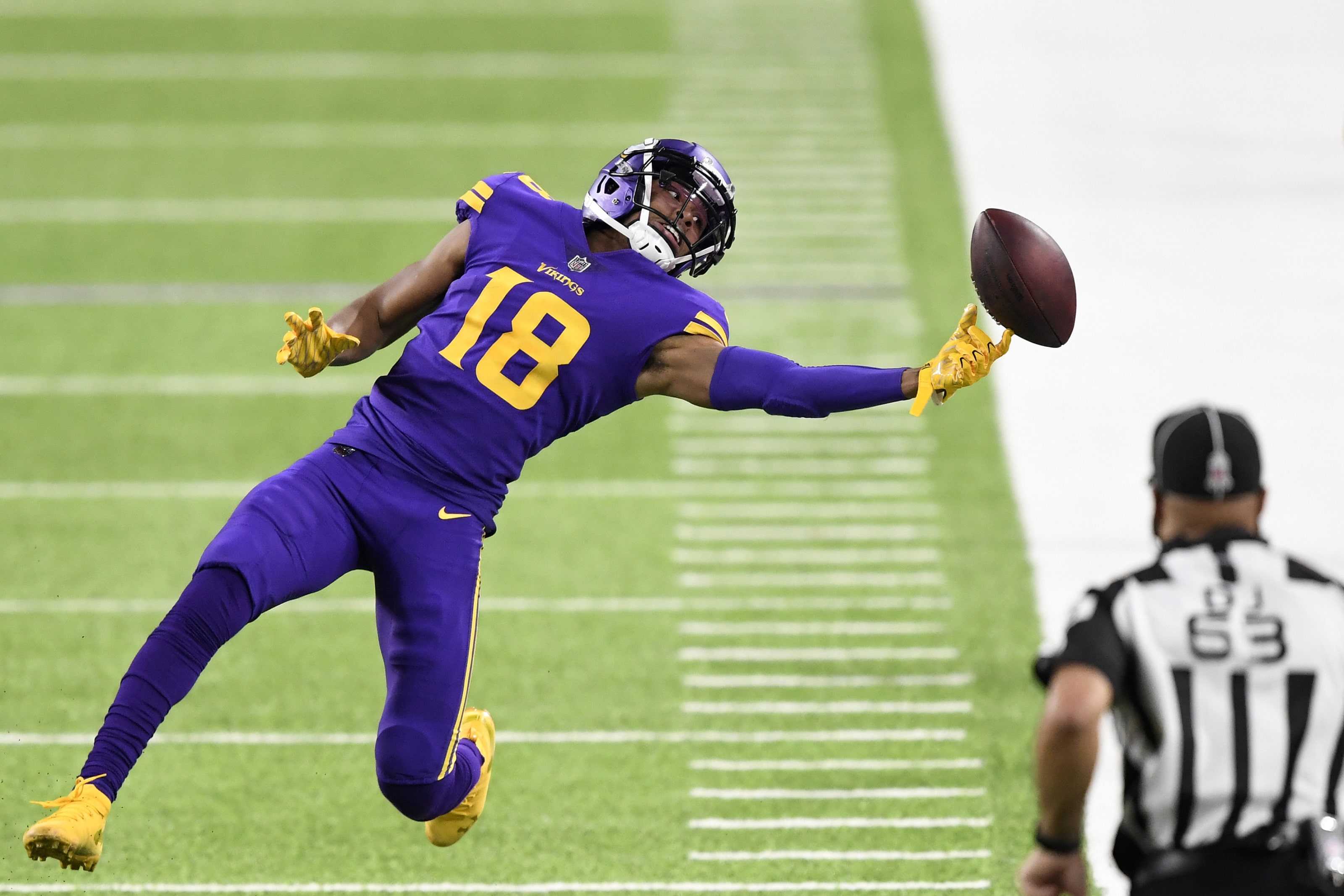 Justin Jefferson makes a diving catch for the Minnesota Vikings