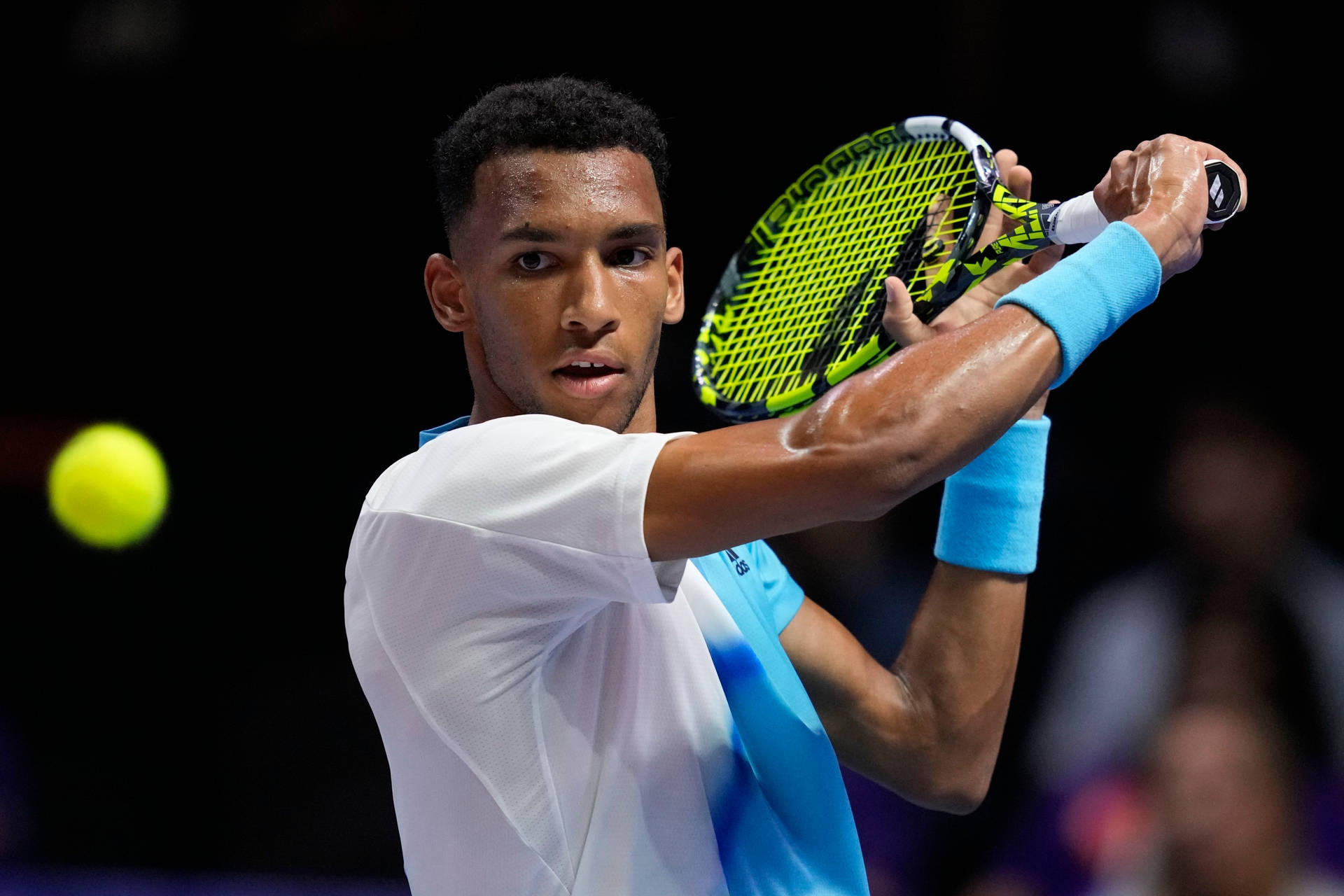 Felix Auger Aliassime Concentrating On The Ball Wallpaper