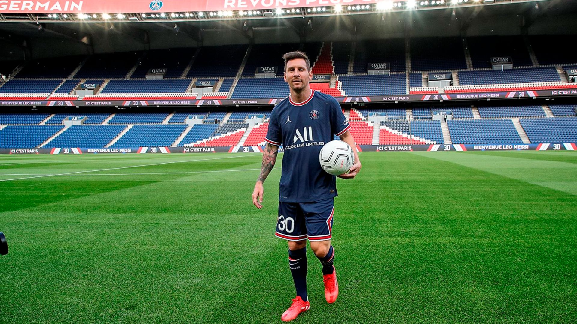 PSG Lionel Messi Wallpapers - Đốn tim fan hâm mộ Paris Saint-Germain F.C với hình nền vô cùng ấn tượng của Lionel Messi. Để lại ấn tượng mạnh mẽ cho bất kỳ ai đang sử dụng điện thoại. Hãy tải ngay để cảm nhận sự hoàn hảo khi Lionel Messi và PSG kết hợp với nhau.