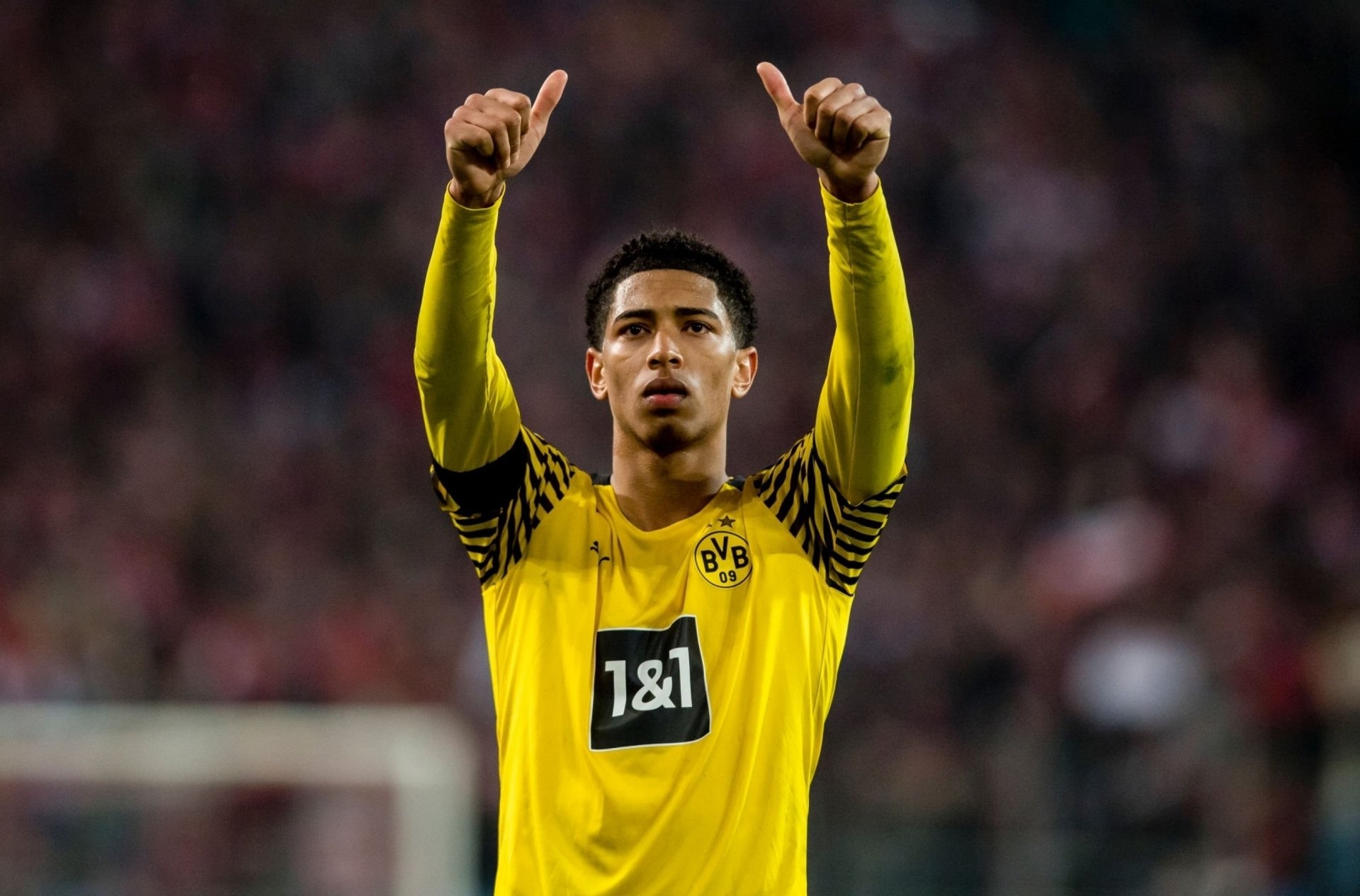 Jude Bellingham celebrates a victory in a Borussia Dortmund jersey