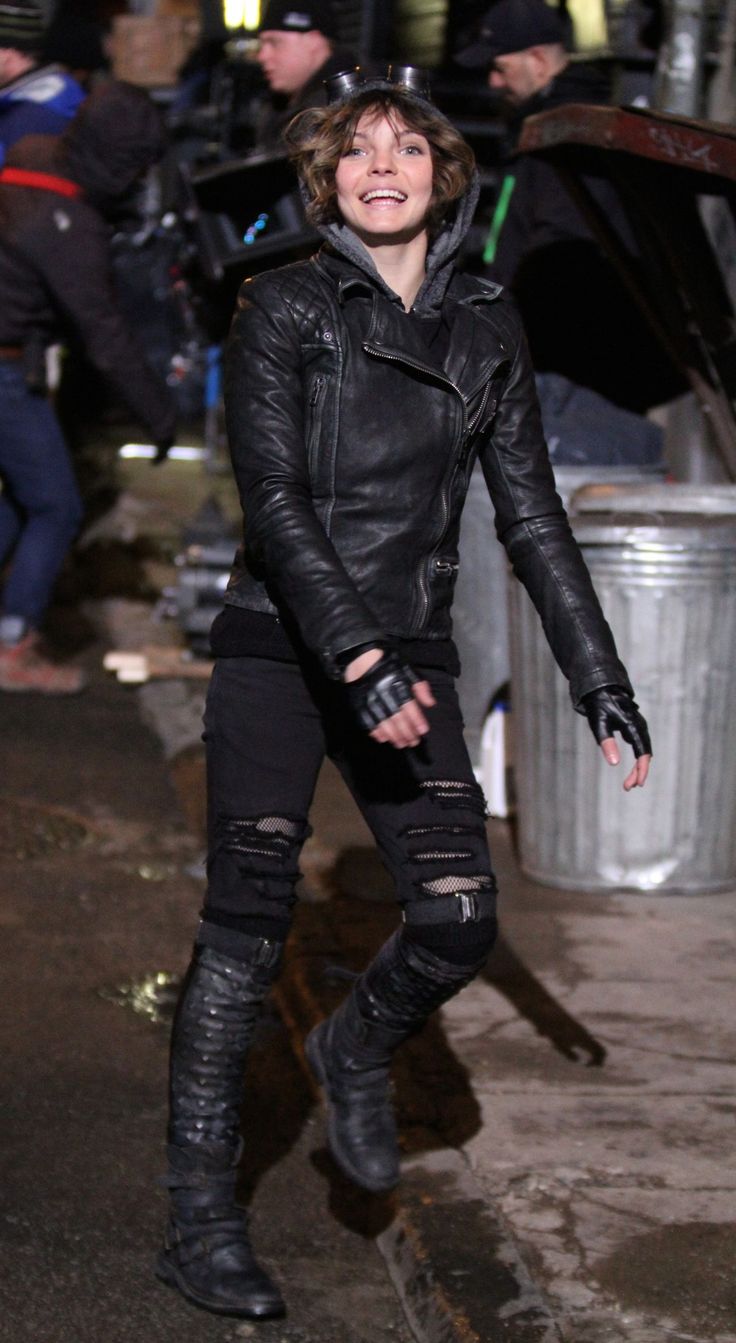 Camren Bicondova Gotham Tv Series Set