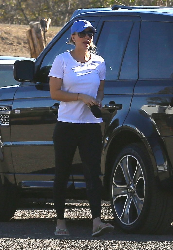 Kaley Cuoco Goes To A Horse Ranch Pictures Zimbio