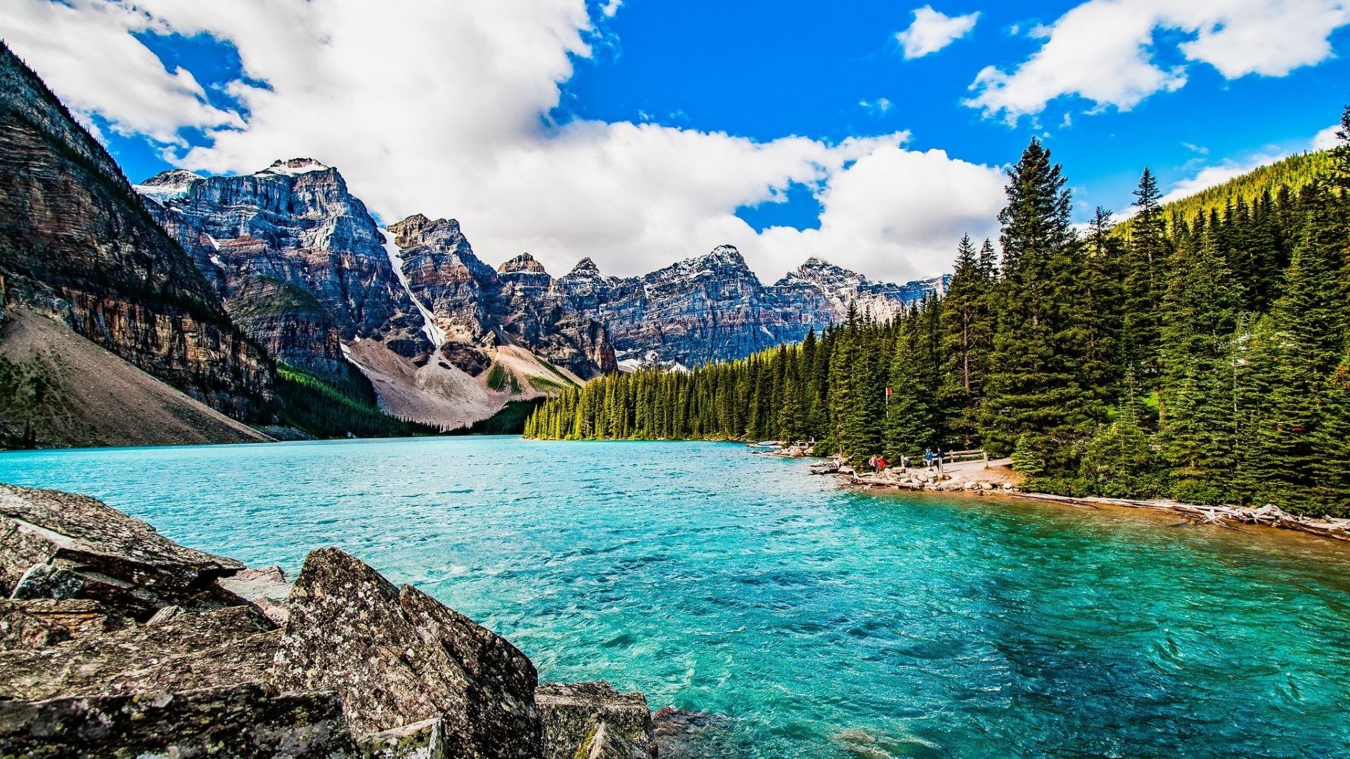 Stunning 4K HD wallpaper of Moraine Lake in Banff National Park, showcasing turquoise water, rocky mountains, and lush green forest