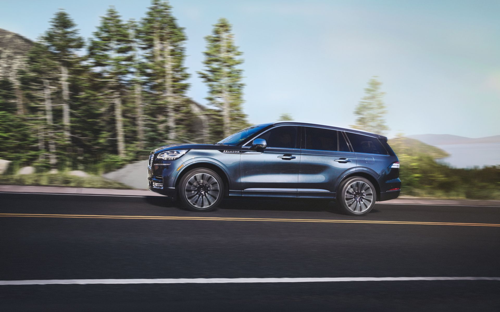 Suv On Road Lincoln Aviator Wallpaper