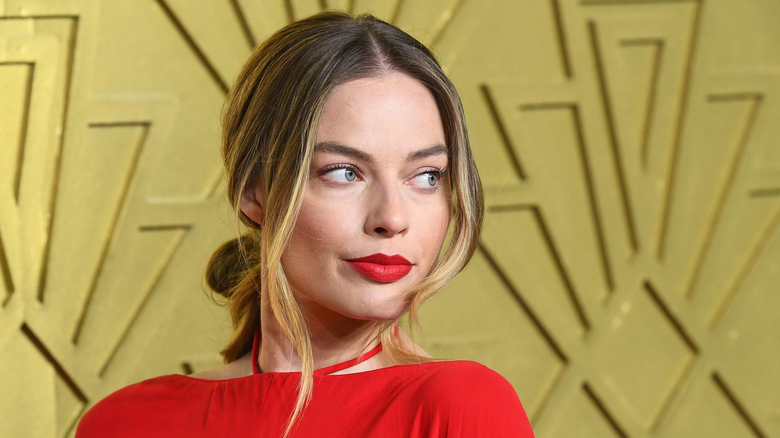 Margot Robbie Wore A Shapeless Valentino Dress On The Red Carpet