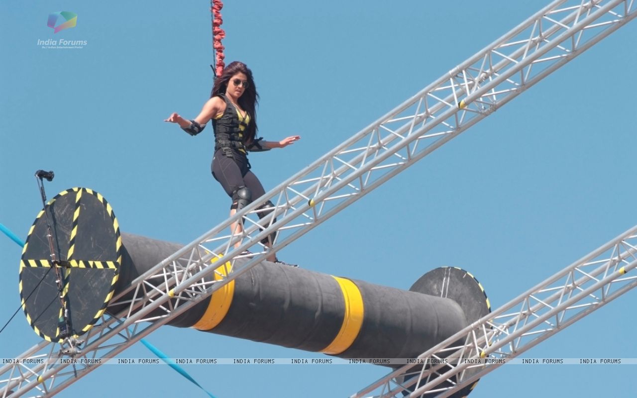 Priyanka Doing Difficult Stunts Wallpaper Size