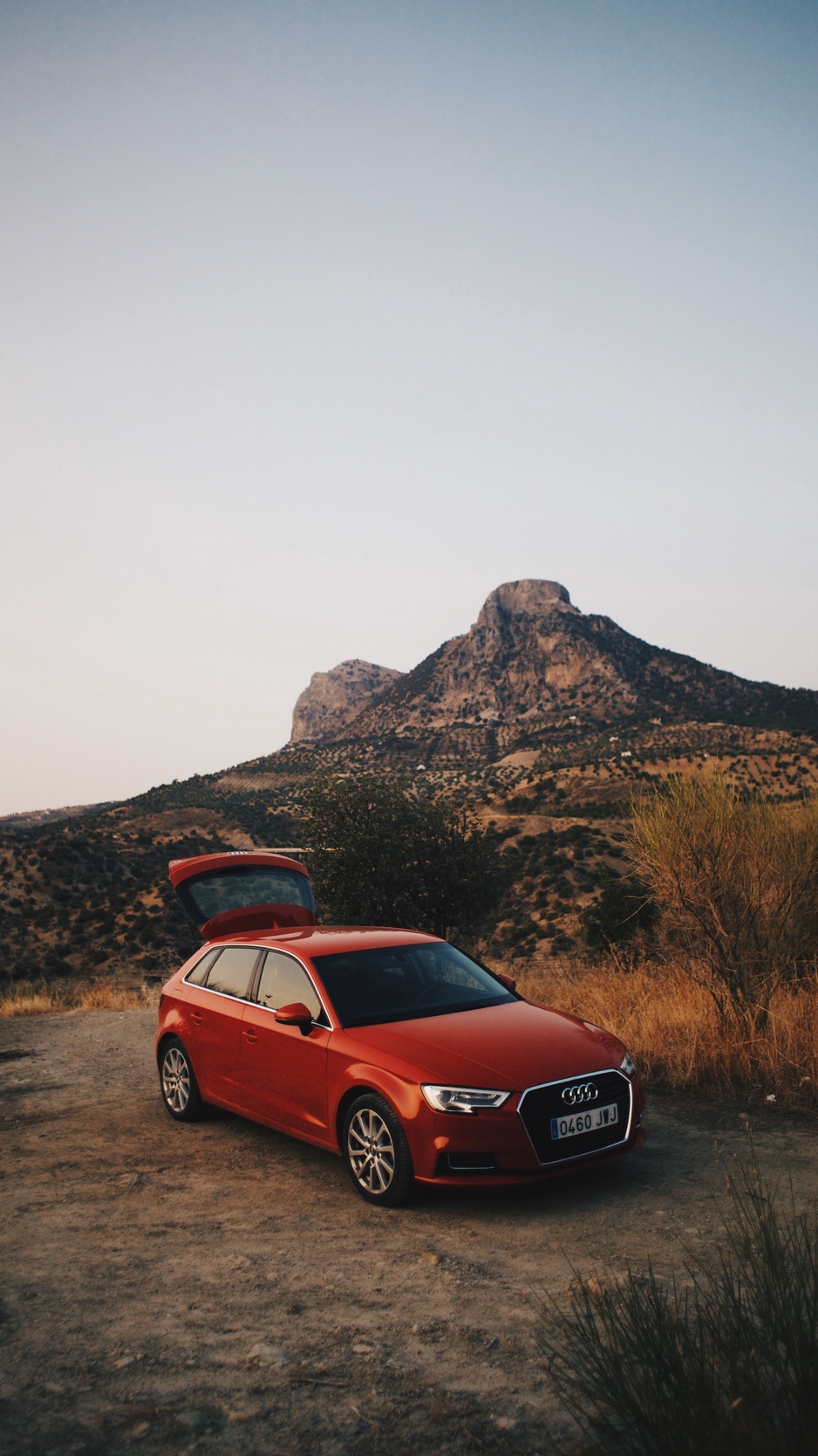 Wallpaper Audi Q5 Red Mountains iPhone 6s