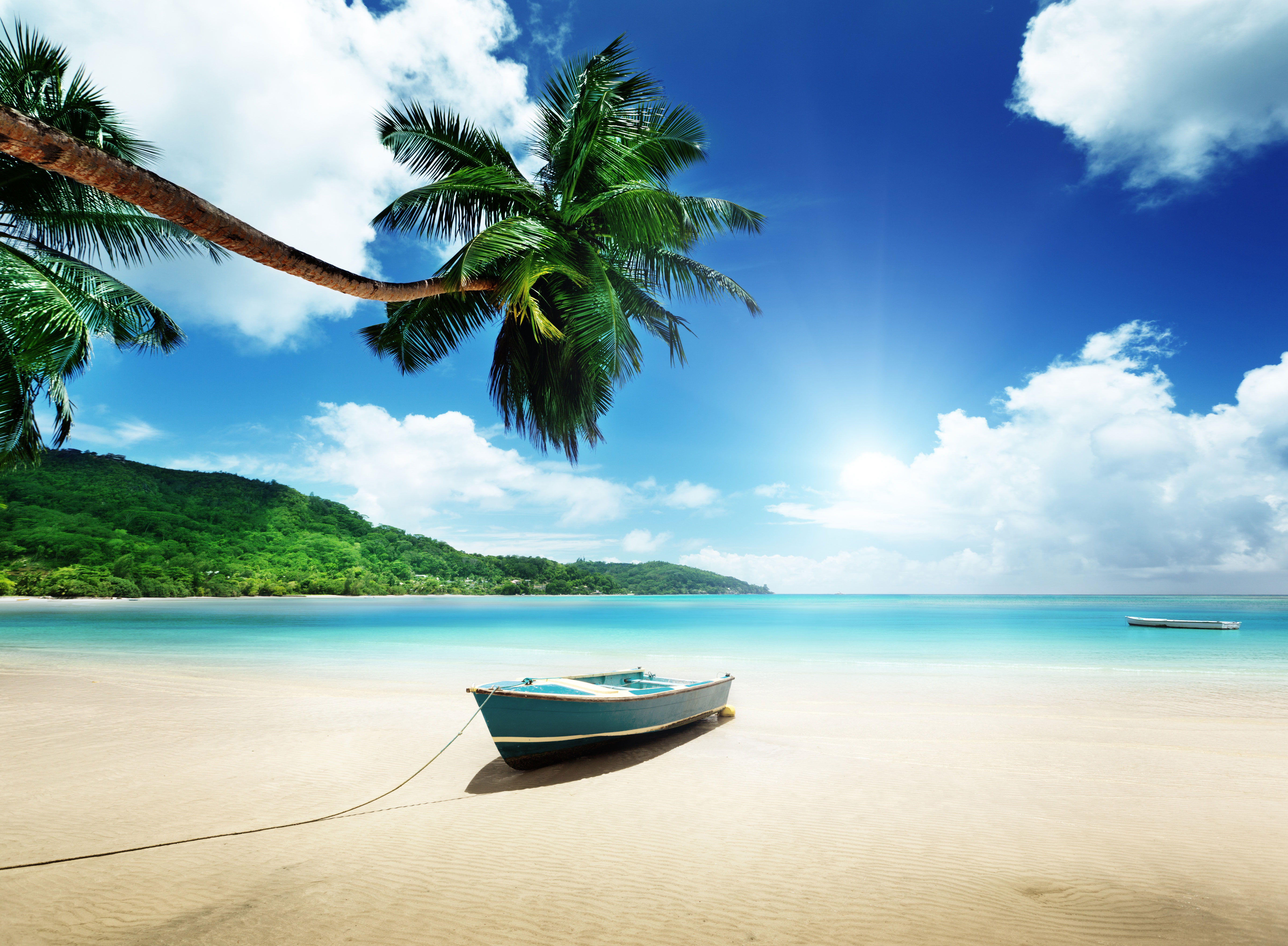 5K HD Wallpaper: Serene Tropical Beach with Boat