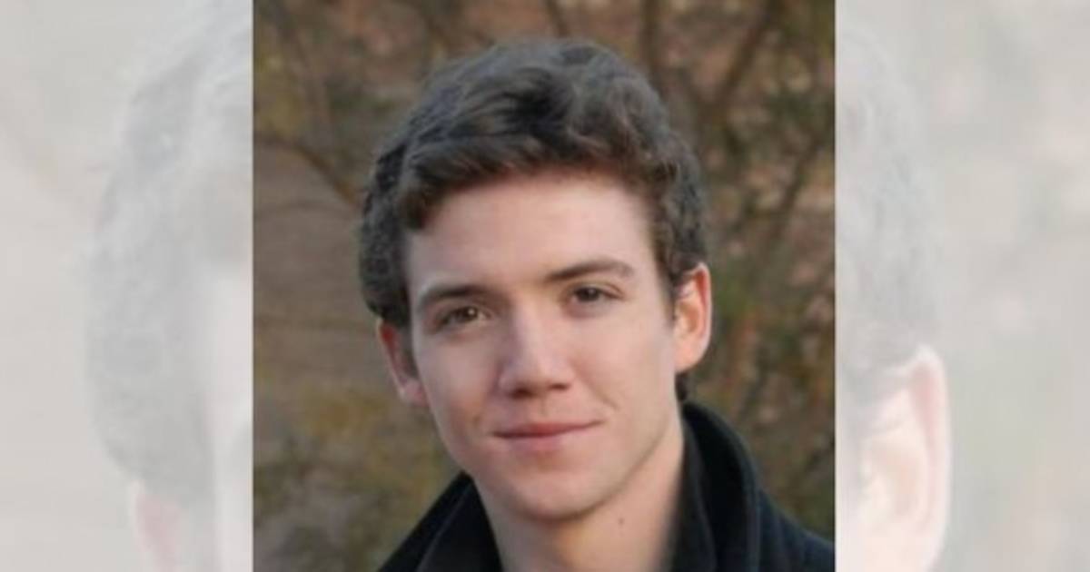 Ballet Dancer Gray Davis Saves Homeless Man From Subway Tracks Wallpaper