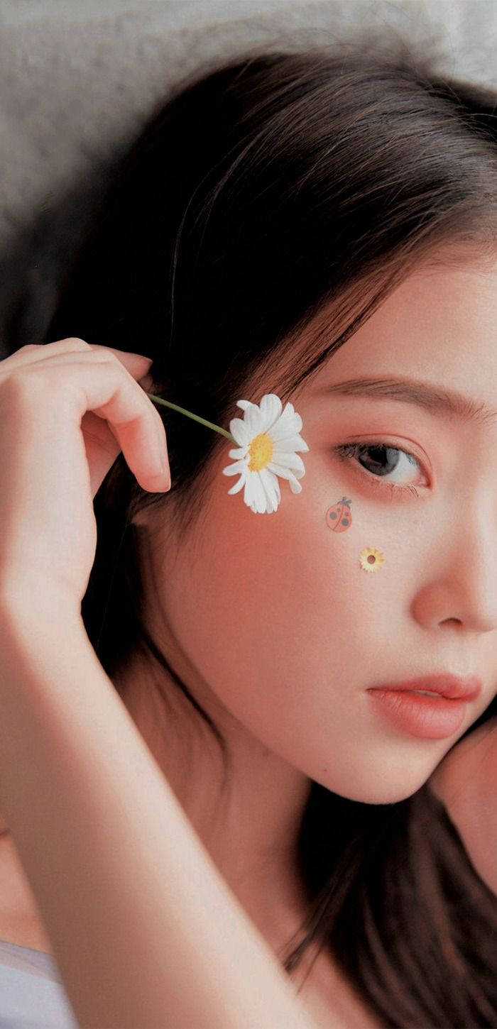 Iu Sporting A Flower Dc7kw2hkwb41q3o7 Wallpaper