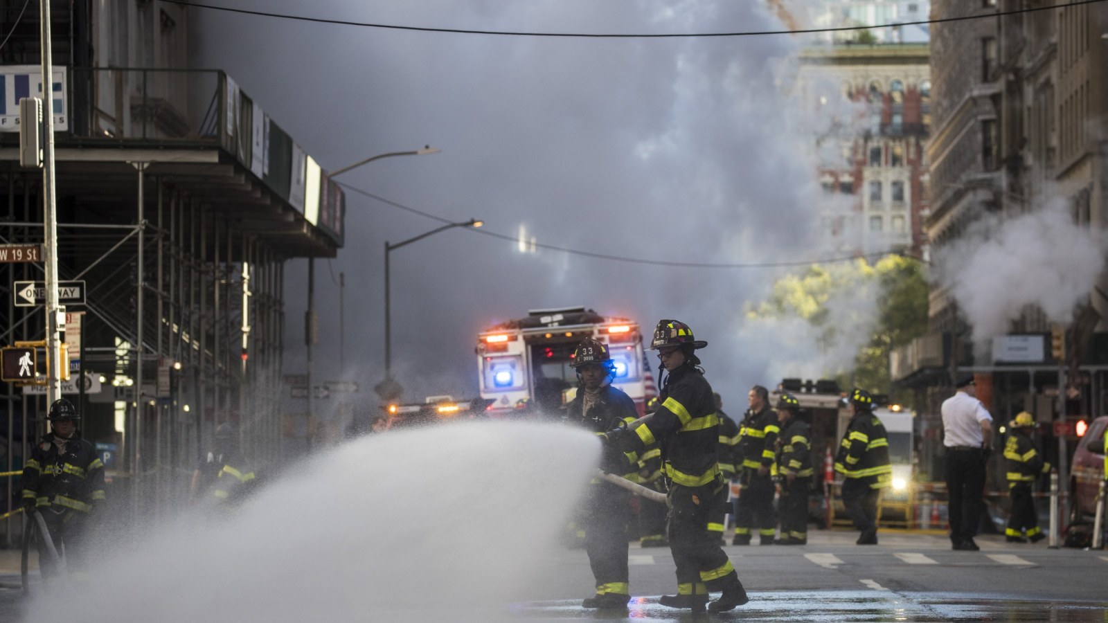 Nyc Steam Pipe Explosion New York City S Flatiron Area Engulfed