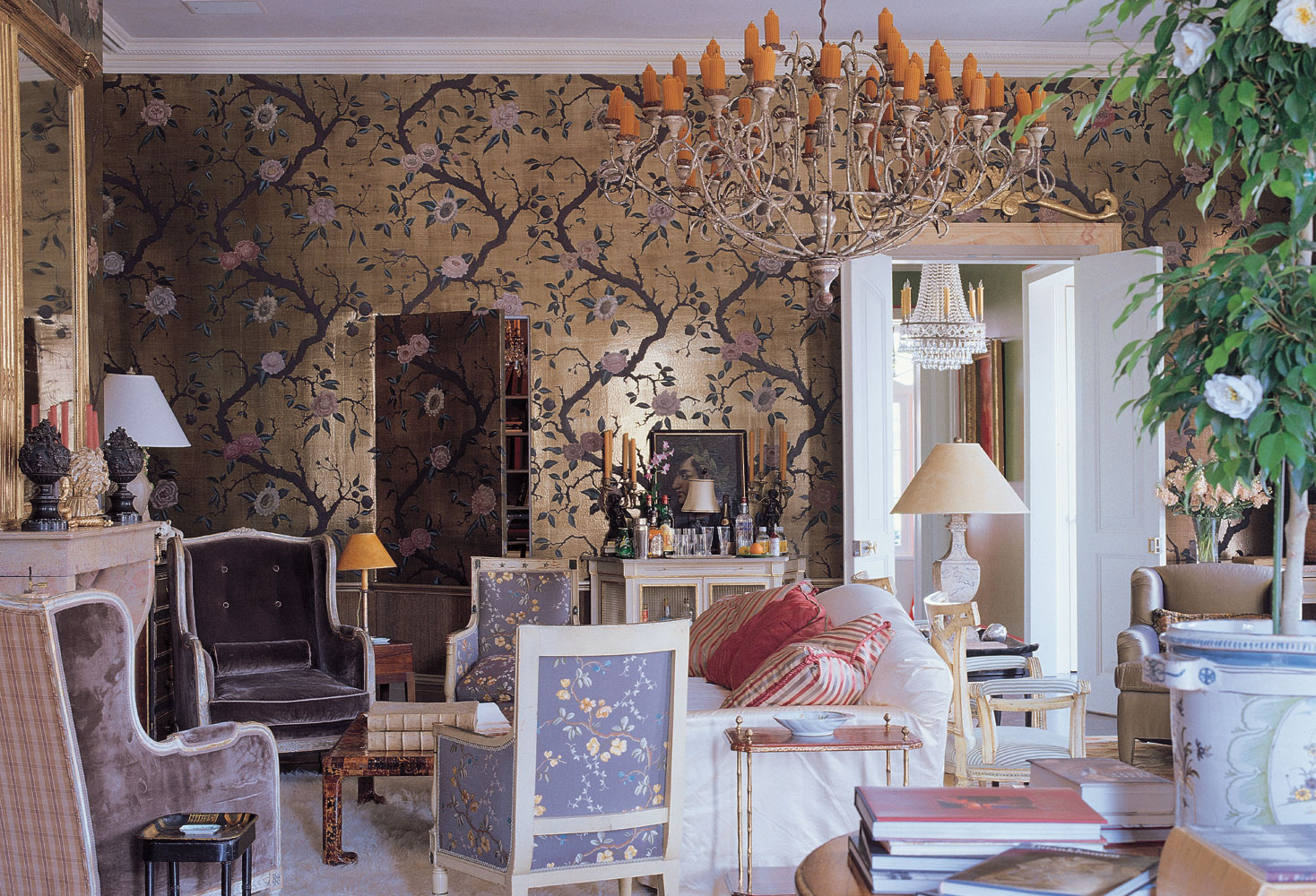 Gold Chinoiserie Wallpaper Yummm And Check Out The Chandelier It