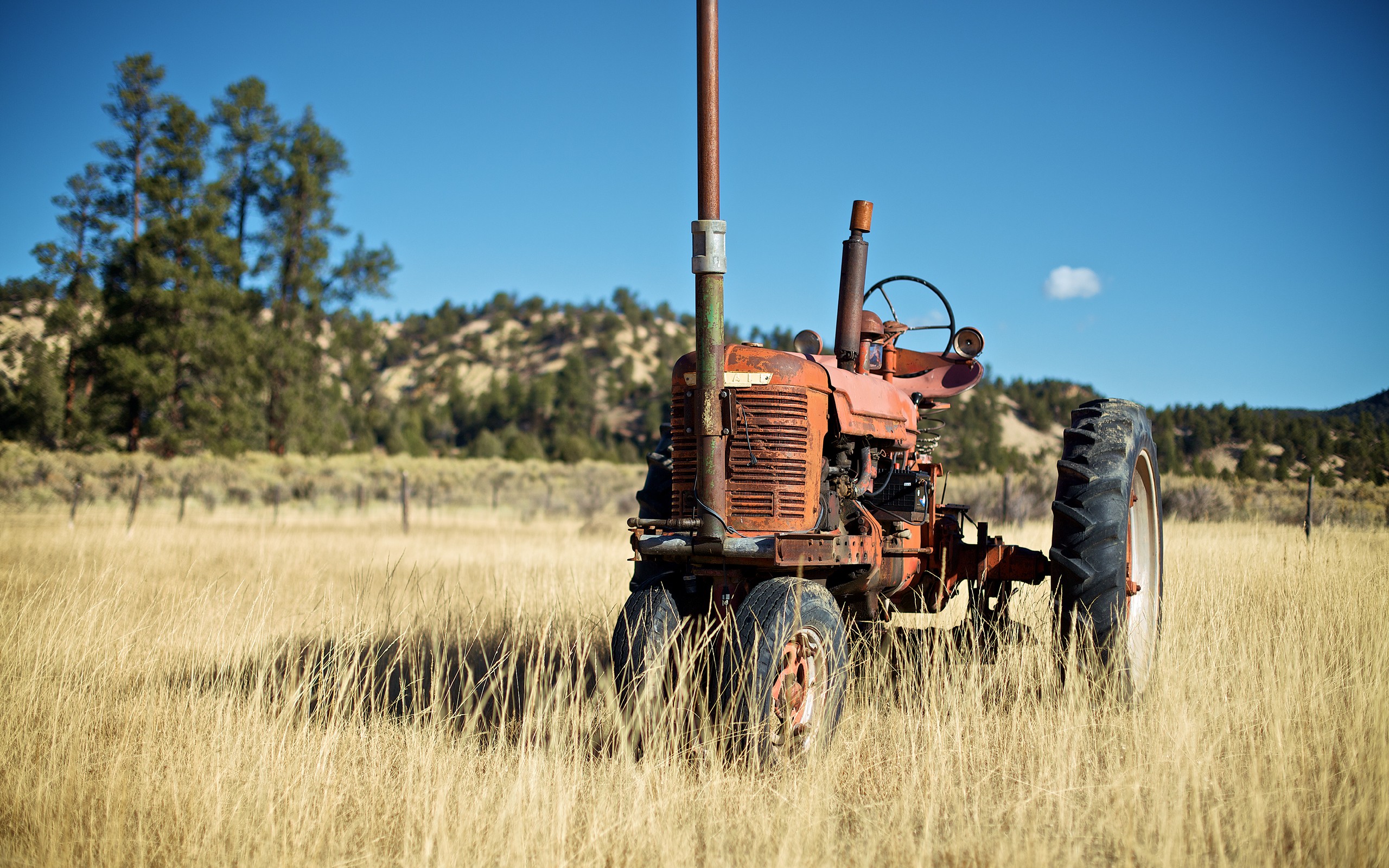 Old Tractors Rusty Color Wallpaper