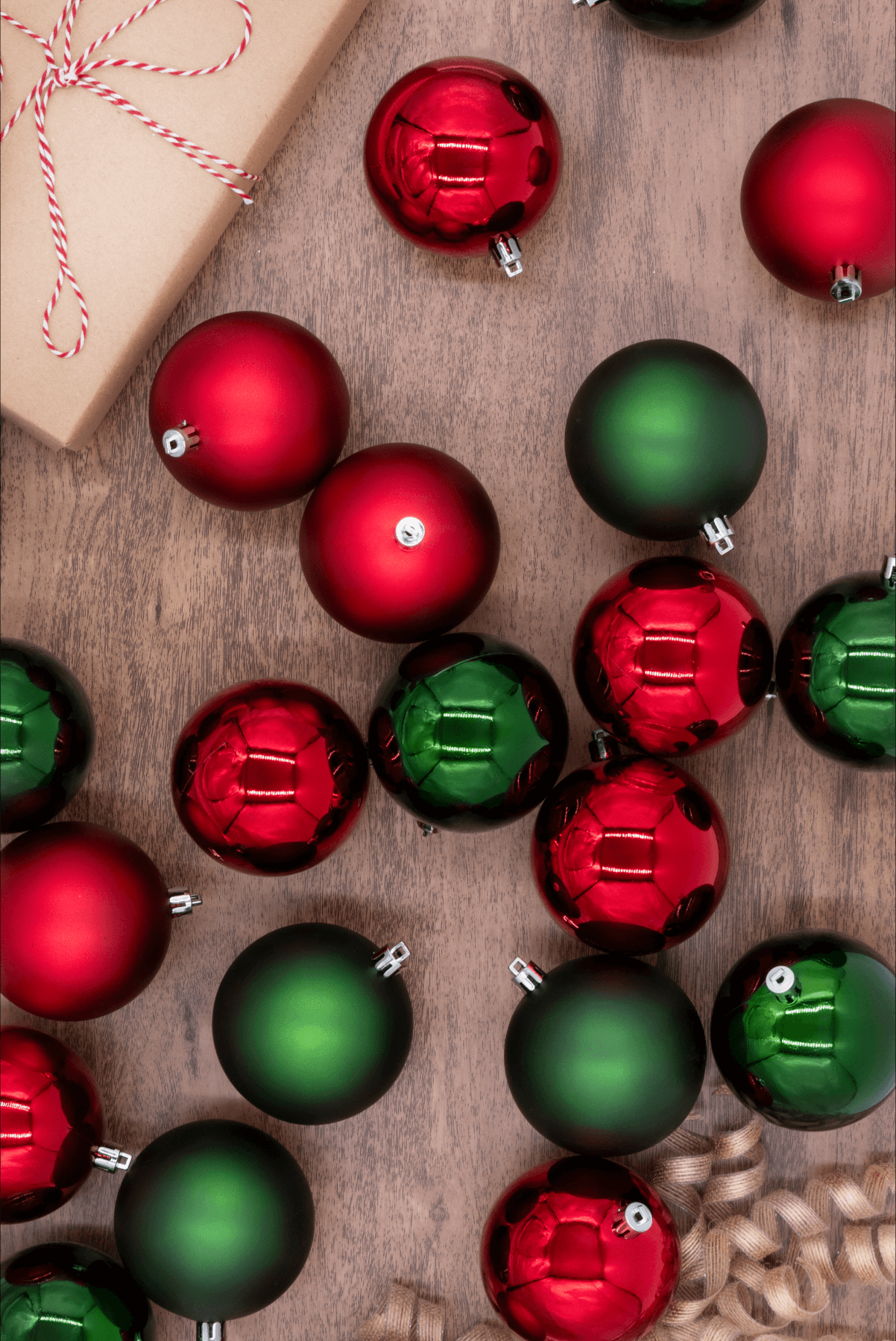 Red And Green Shatterproof Ornaments Pack