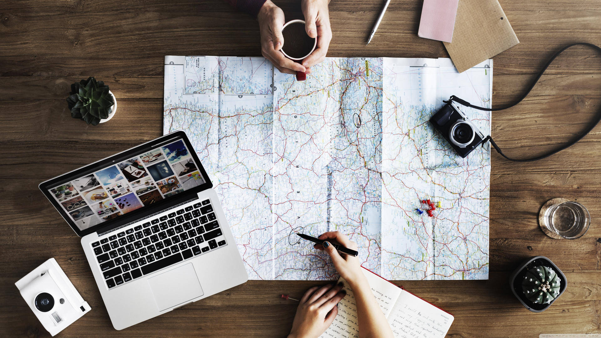 Travel Laptop Wallpaper