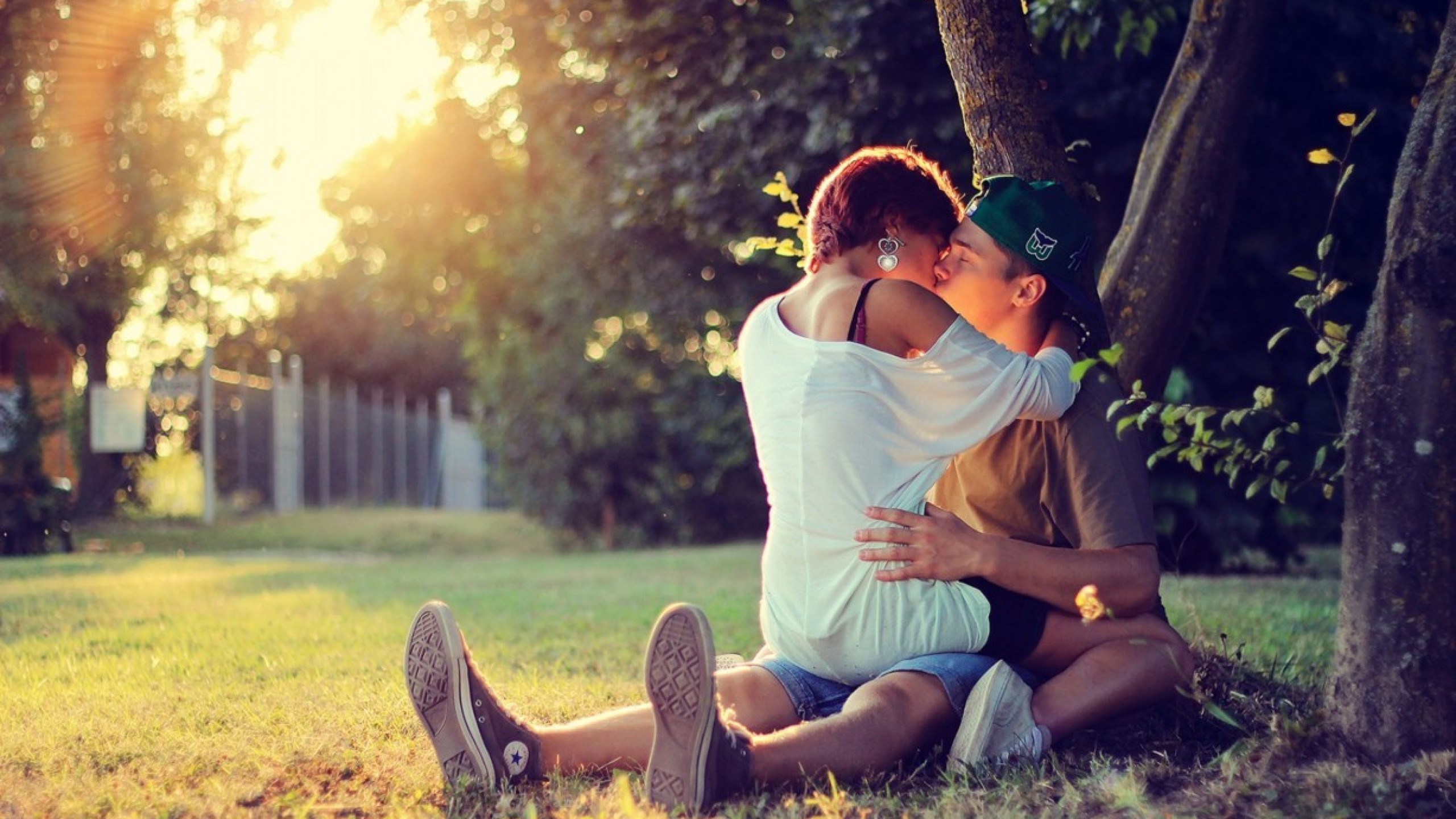 Kissing Couple Wallpaper Pictures Image