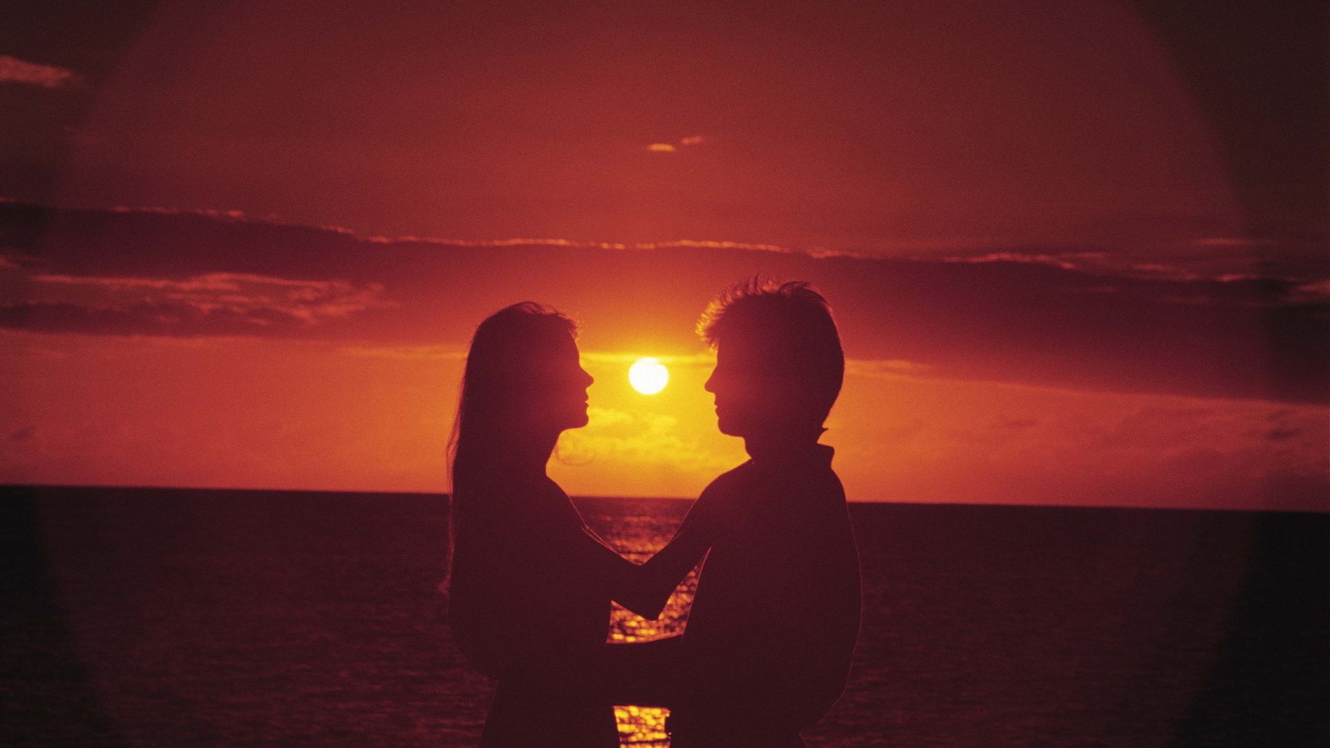1920x1080 Couple Sun Man Woman Sunset Love Sea Wallpaper