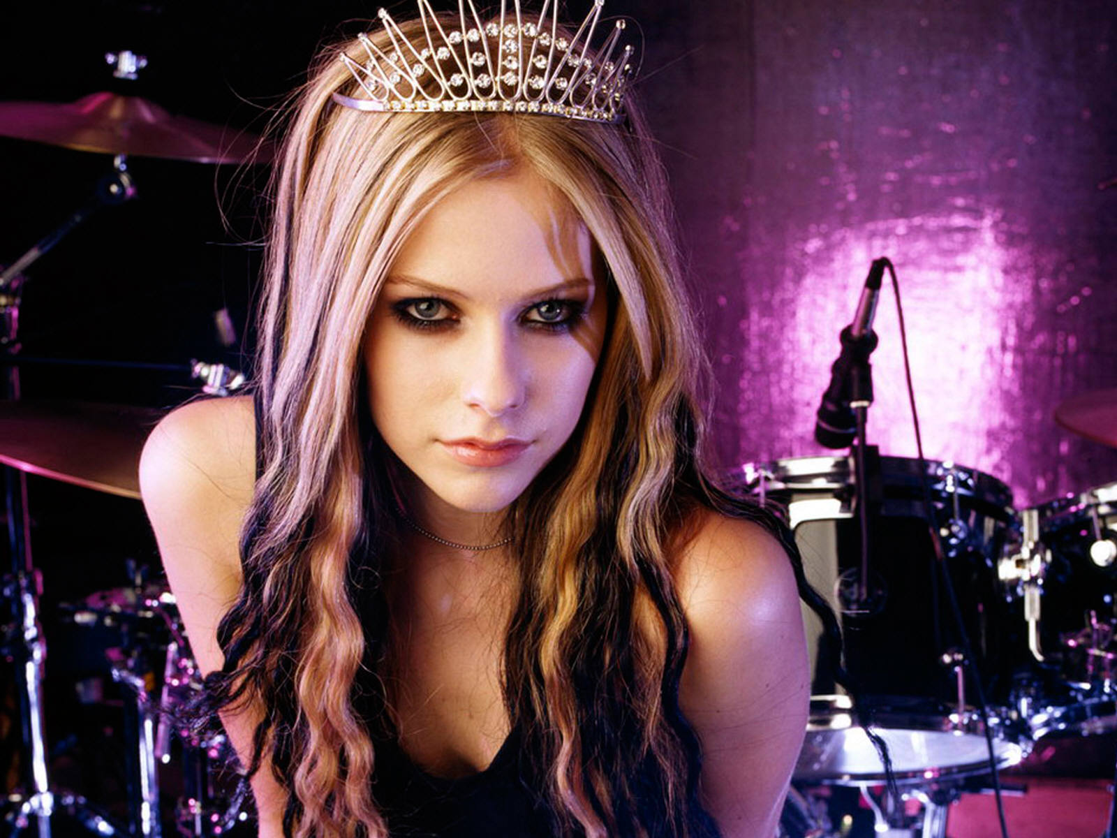 Avril Lavigne Wallpaper As A Queen Try This Then If You Don T Like