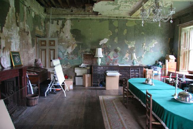 The dining room of a country house with stunning peeling paint old 652x435
