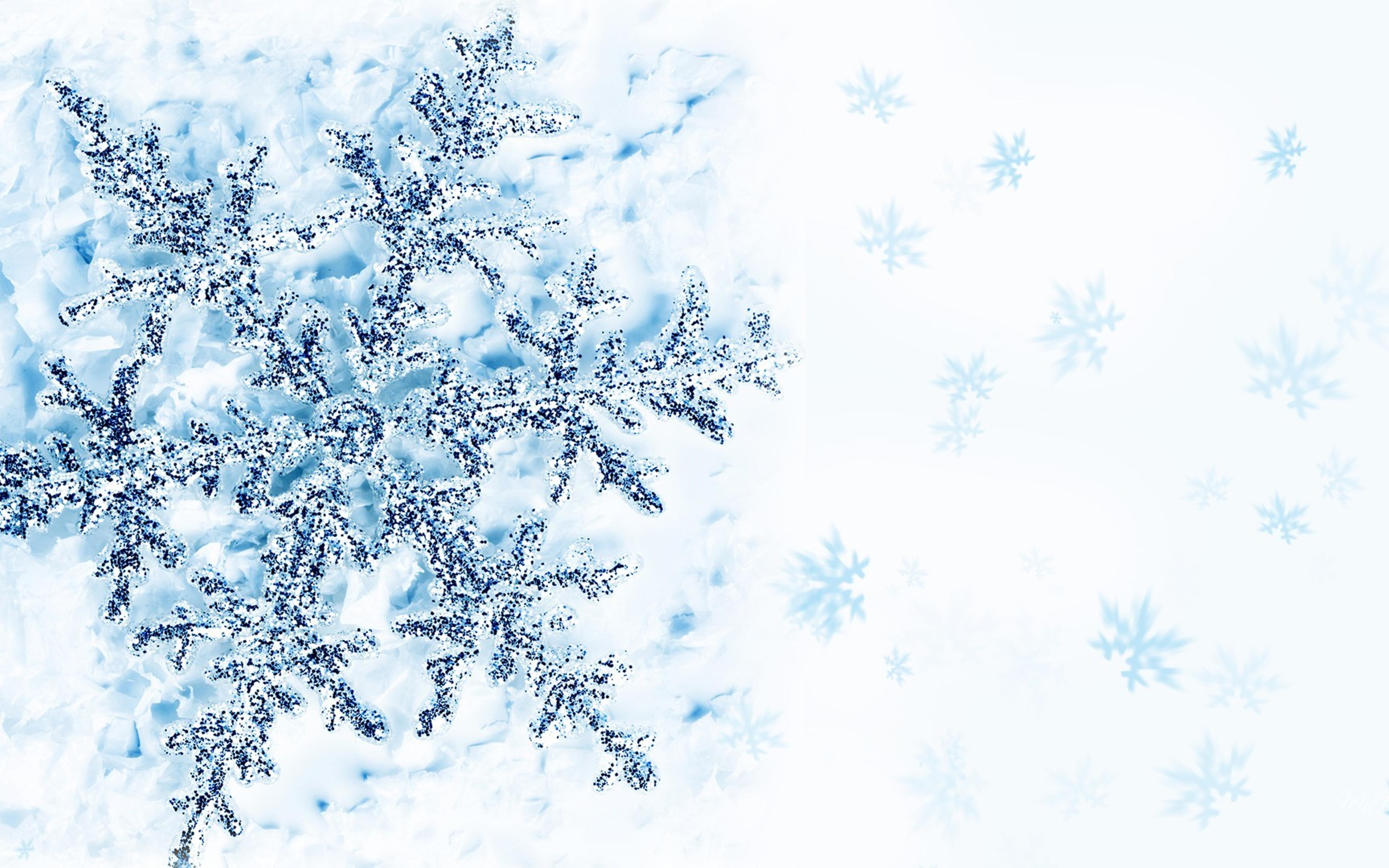 Perfect snowflake on a frozen window HD wallpaper