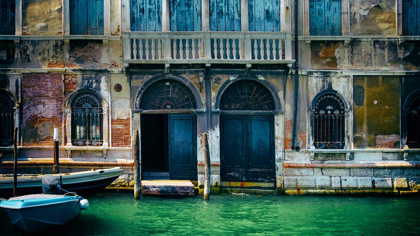 Building Fa Ade And Canal In Venice Italy James C Martin