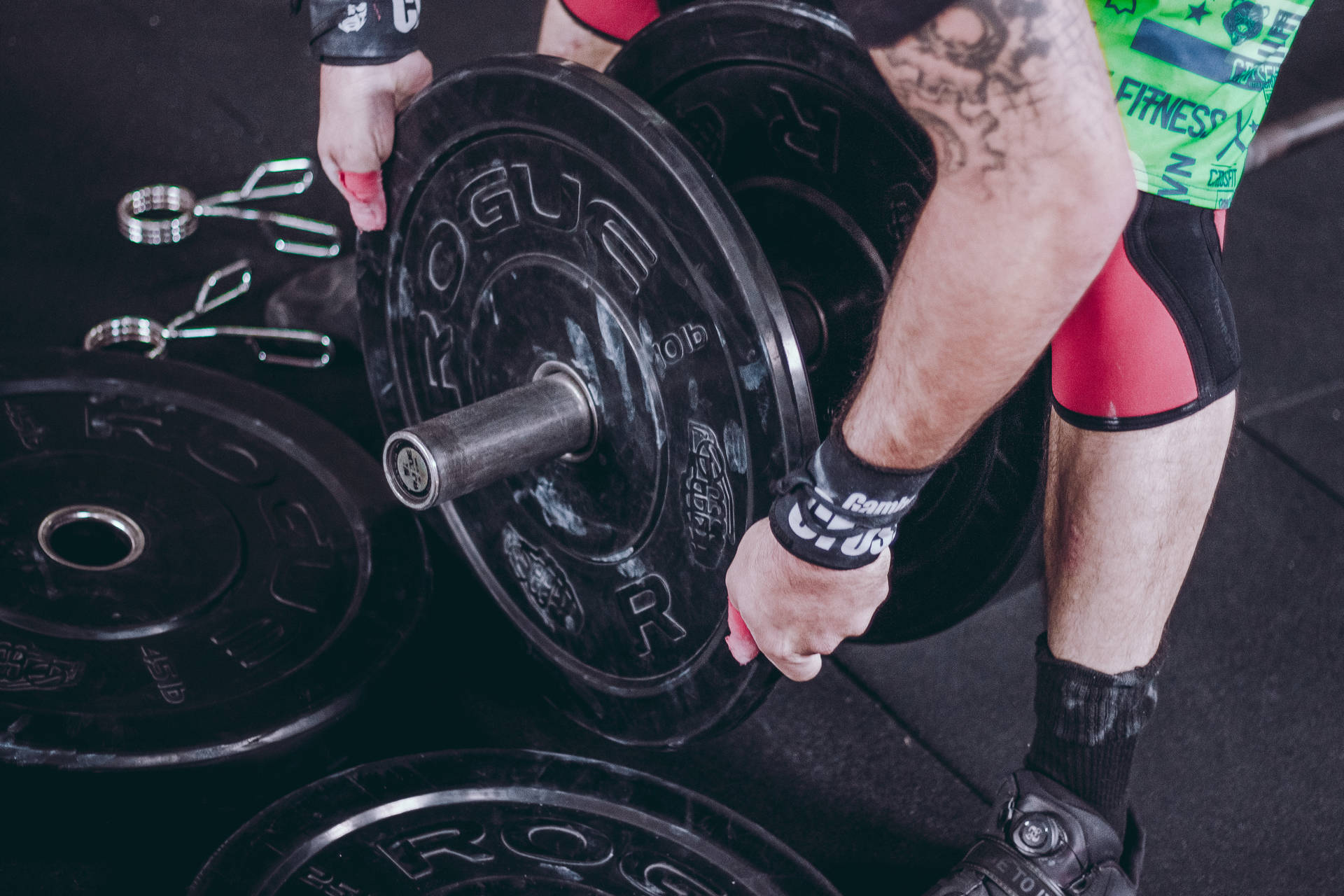 Man Weightlifting A Rouge Plate Tytiemn9bijpgd7m Wallpaper