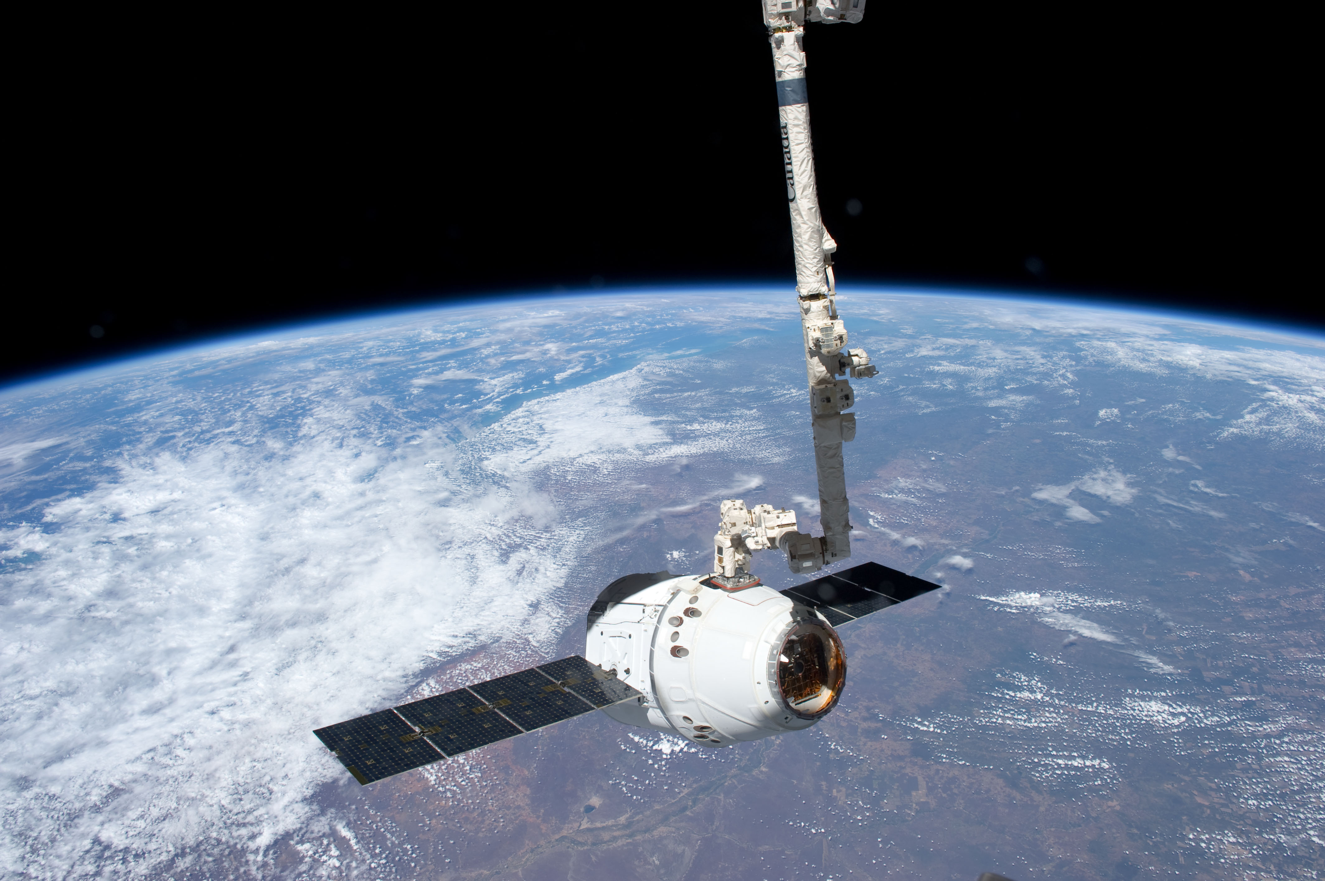 Description Iss Spacex Dragon Spacecraft Is Grappled By Canadarm2