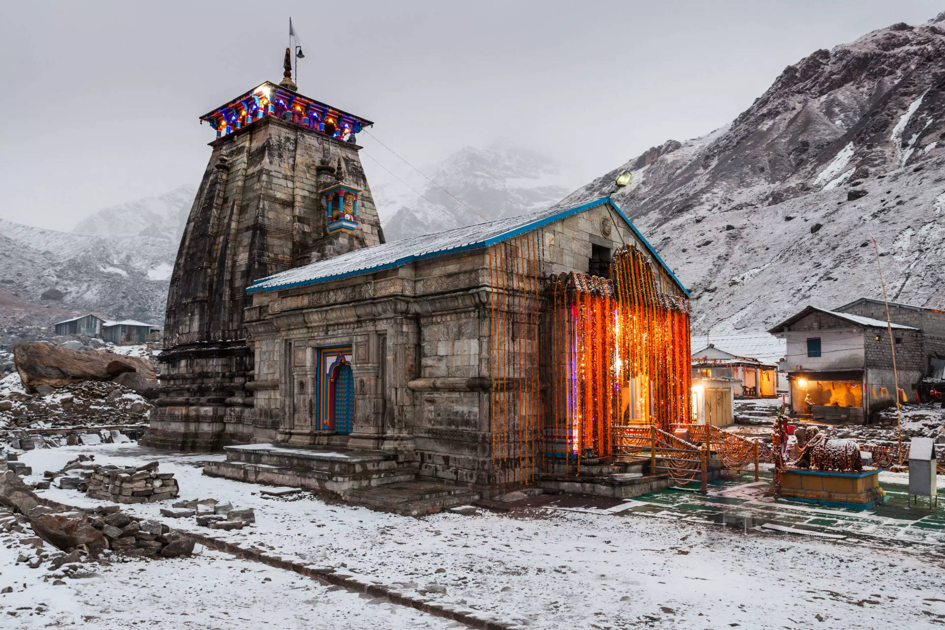 Kedarnath Temple Left Side 4k Sfl4ugzem17h0e8z Wallpaper