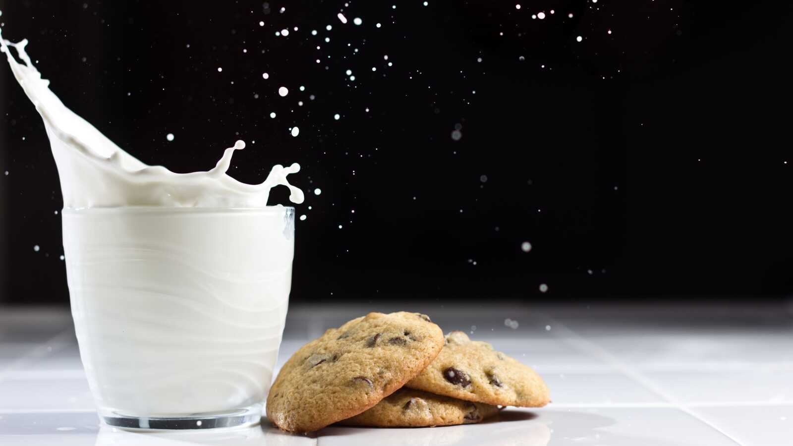 Desktop 4k Milk Background Wallpaper