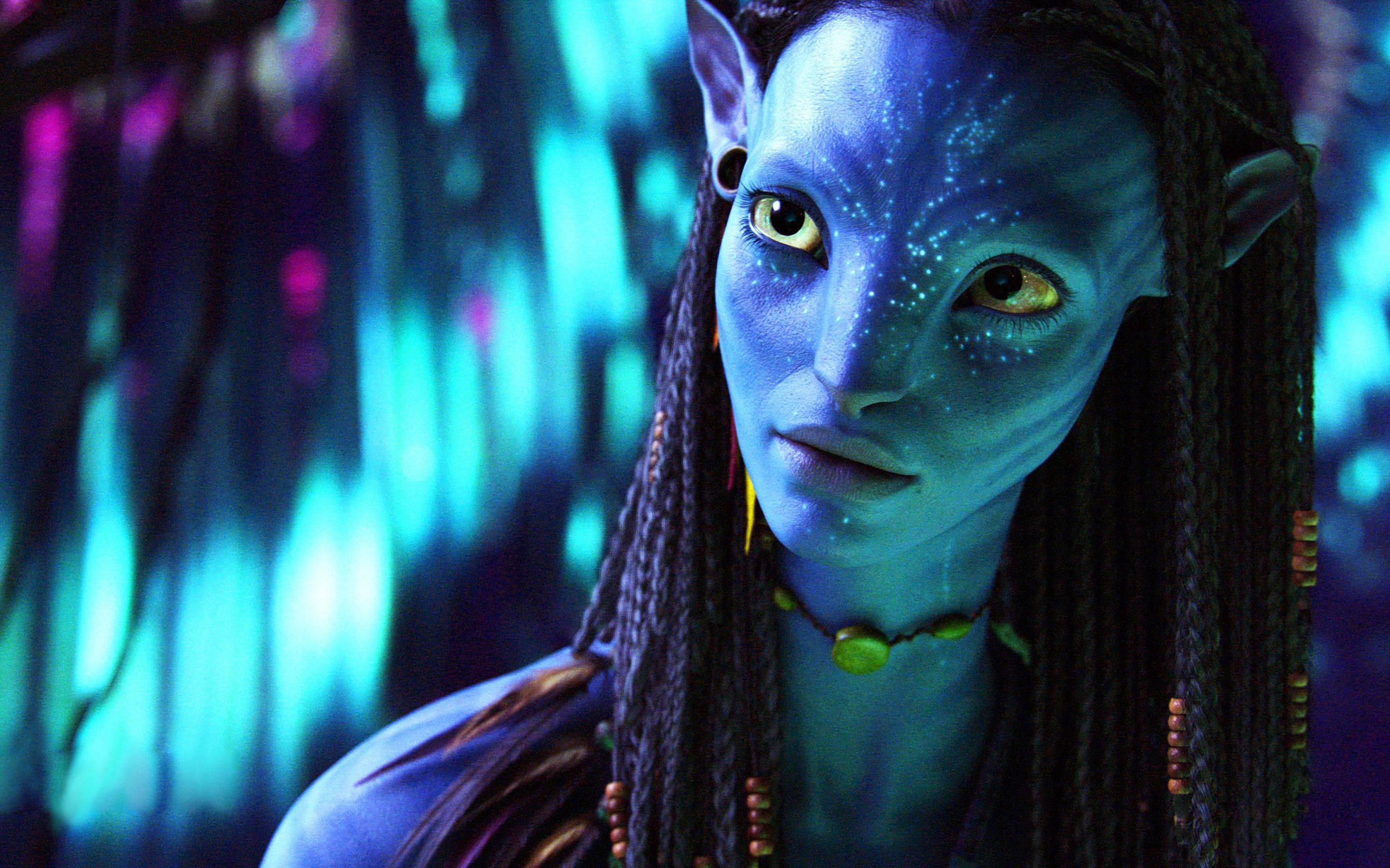 Neytiri, a Na'vi princess, from the movie Avatar, looking intensely in a bioluminescent forest