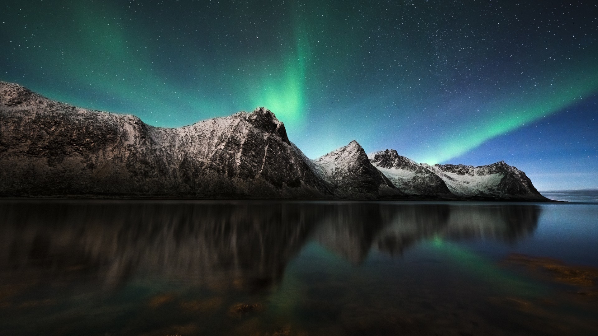 4K Wallpaper: Stunning Aurora Borealis over snow-capped mountains and a calm lake