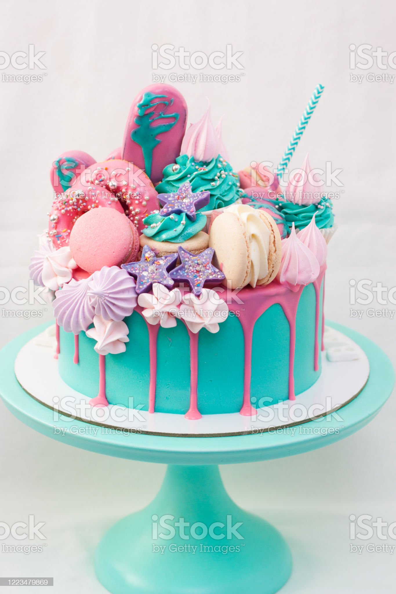  Pink and turquoise cake decorated with macaroons cupcakes