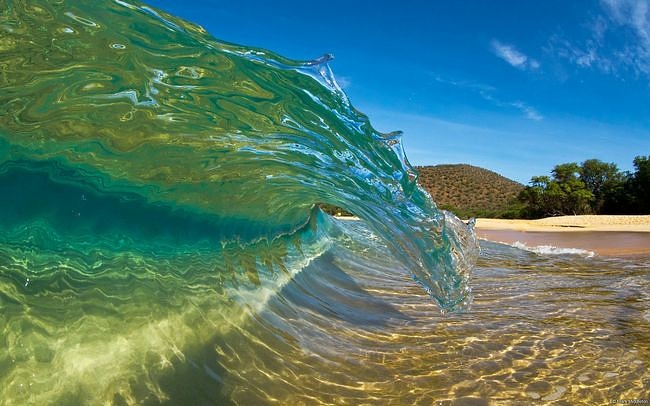 Crystal Clear Wave Wallpaper