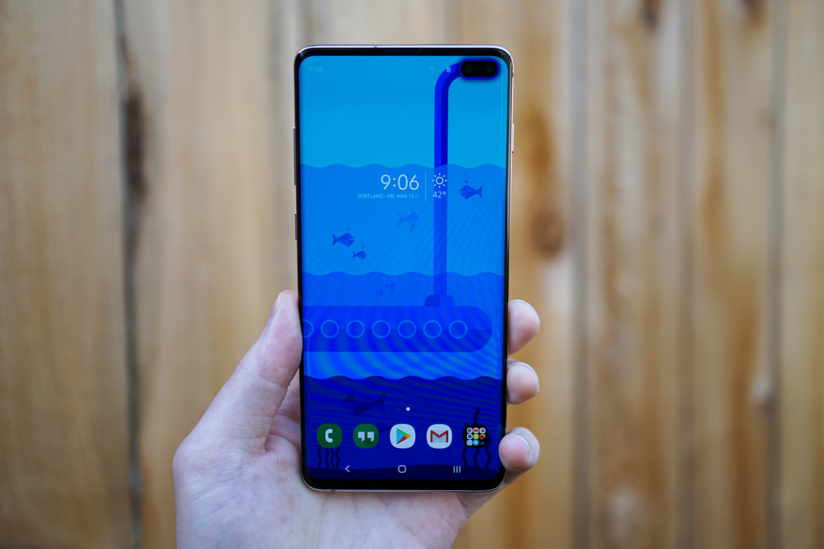 You Need These Wallpaper That Embrace Your Galaxy S10 Display Cutout