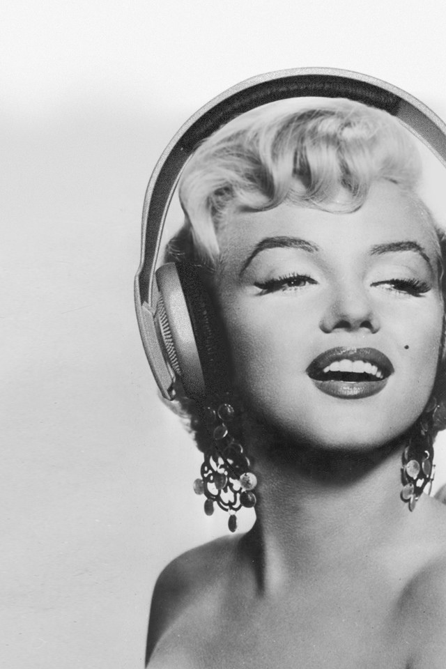Marilyn Monroe Smoking Wallpaper With Headphones