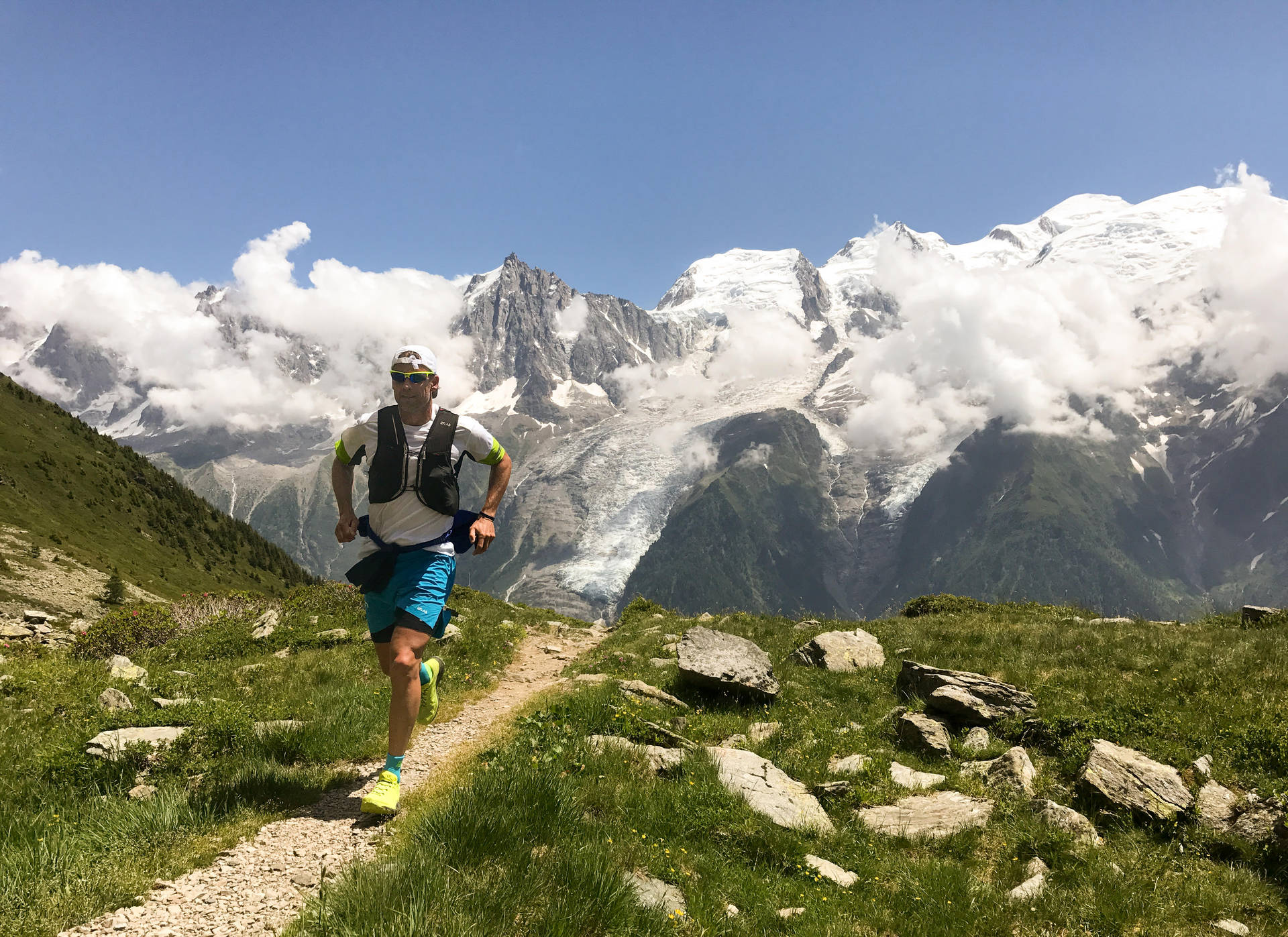 Runner With Of Mountains Crbh625rzcel0p4j Wallpaper