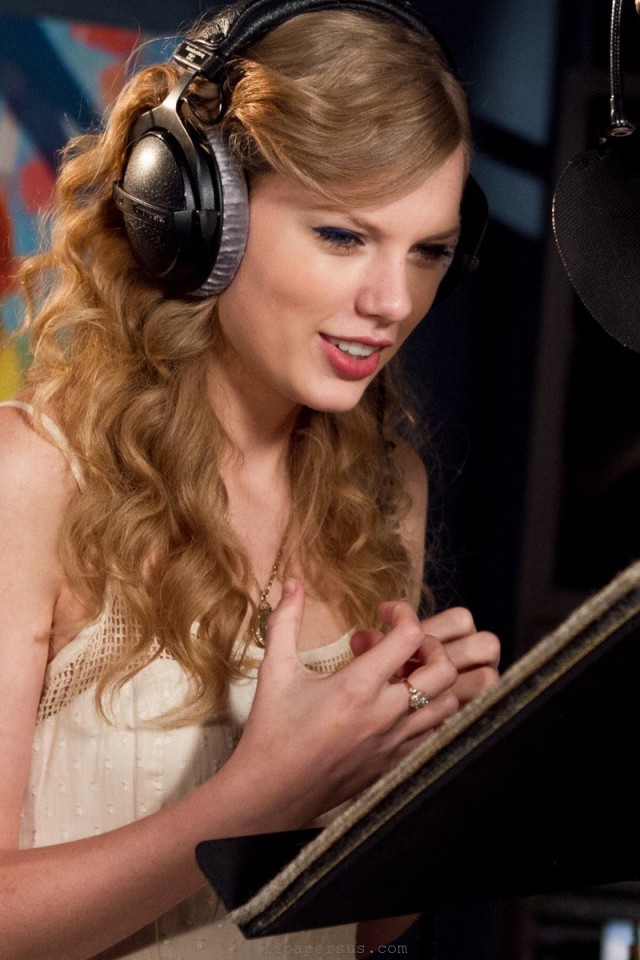 Taylor Swift In Water iPhone HD Wallpaper