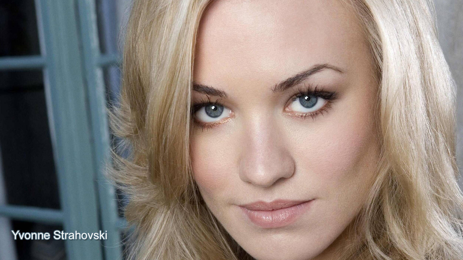 Yvonne Strahovski Close Wallpaper