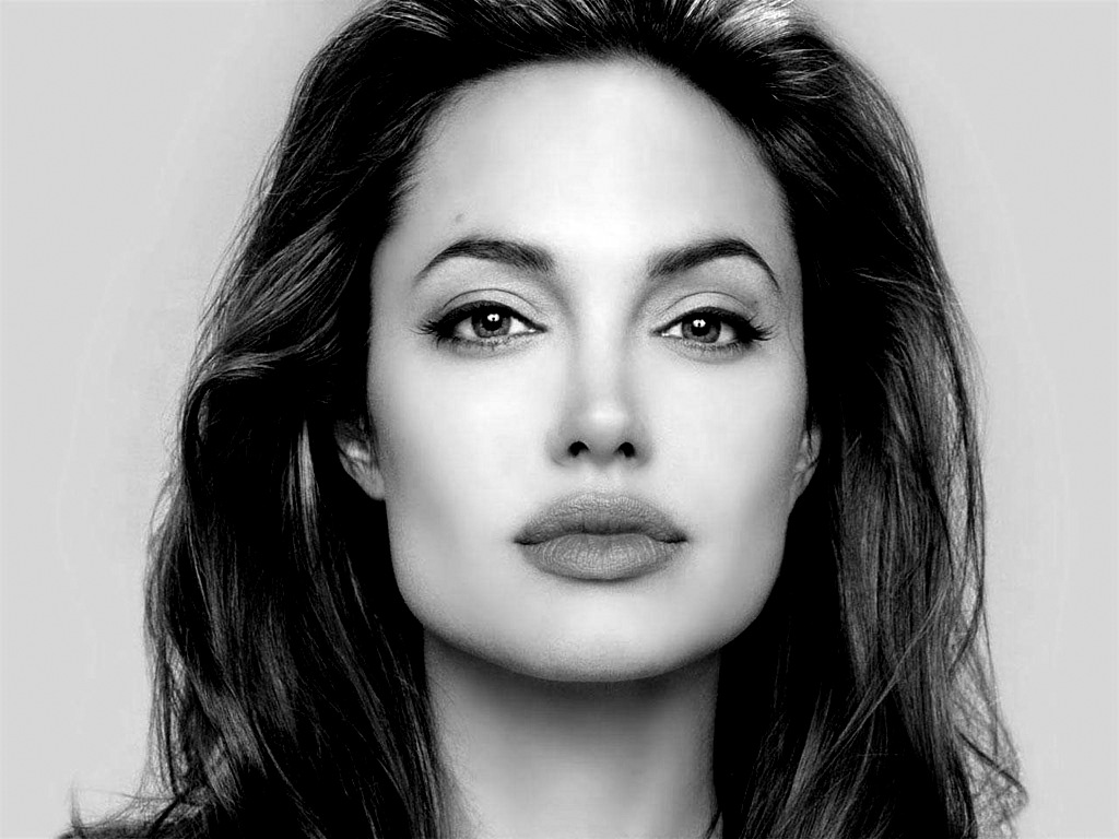 Angelina Jolie Hot Black And White Wallpaper