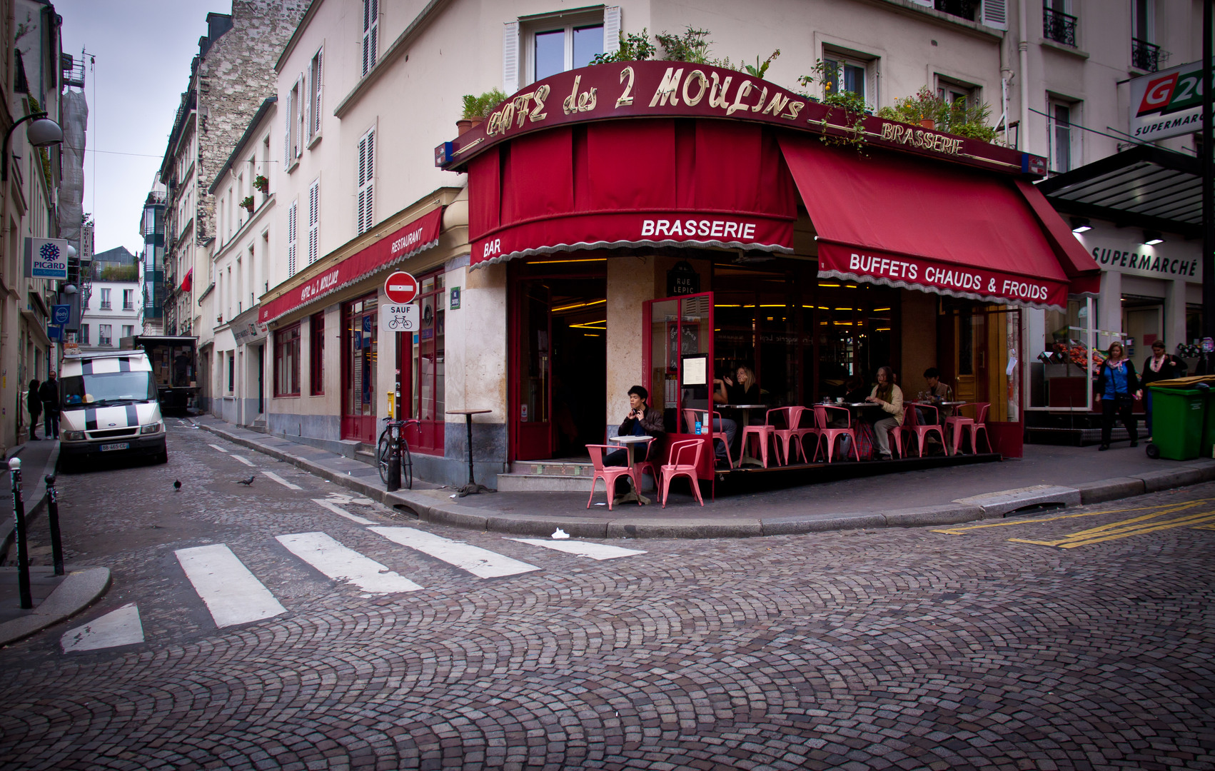 Париж кафе на улице Монмартр