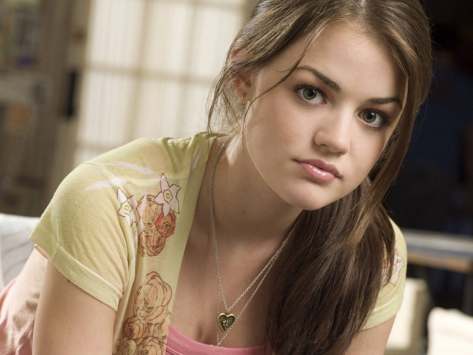 Hot Wallpaper Of Hollywood Actress Lucy Hale Uth