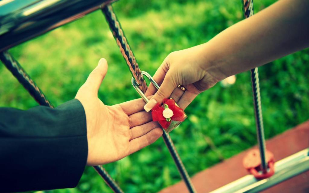 Love Couple Lock Together Forever HD Wallpaper