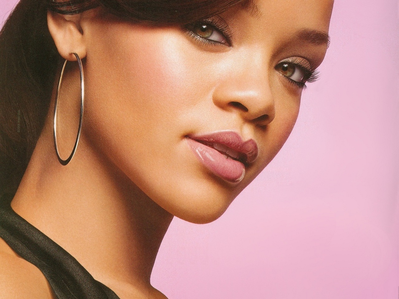 Rihanna Covergirl Lashes Photo Shared By May19 Fans