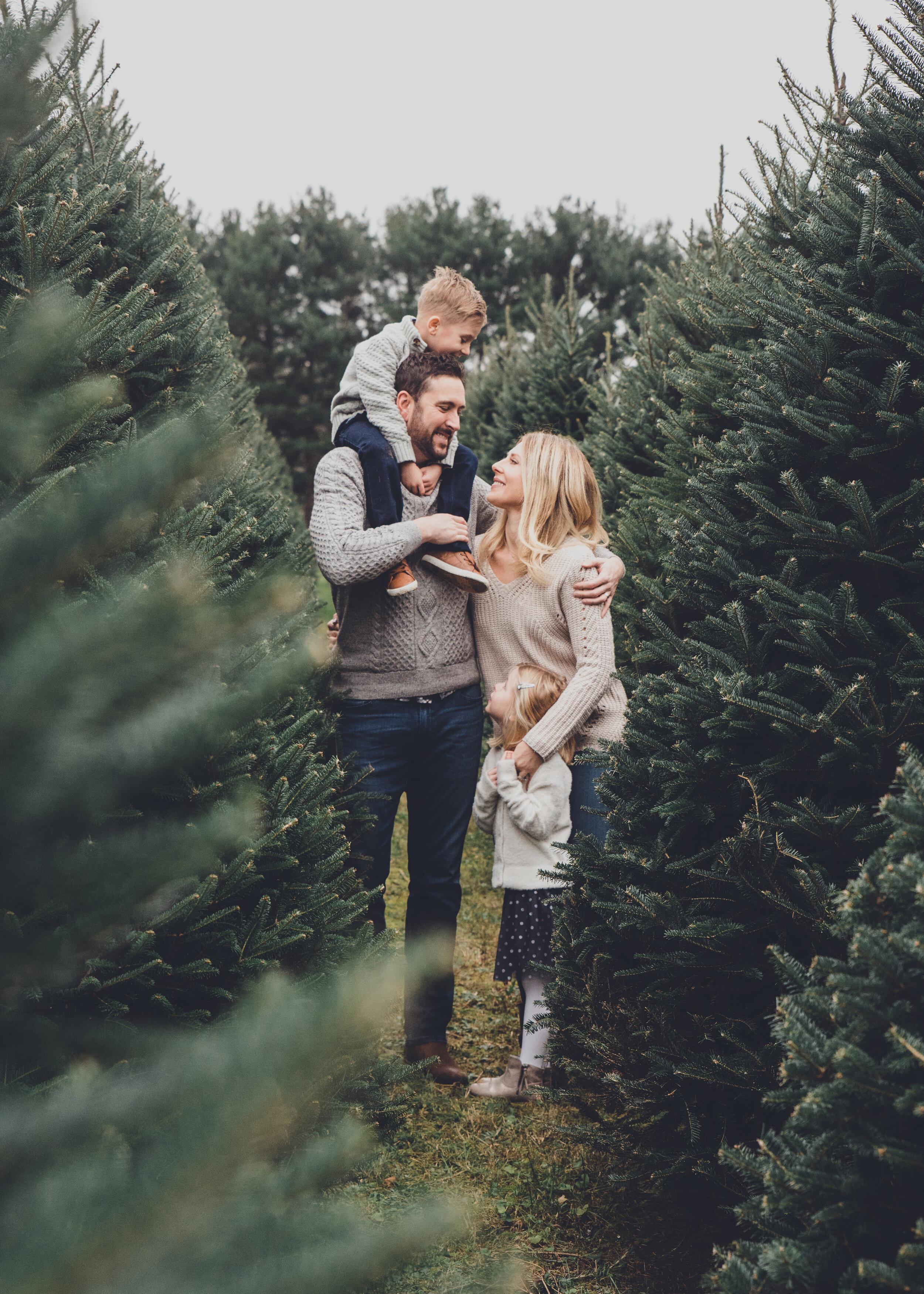 Christmas Tree Farm Family Photos What To Wear Cleveland Ohio