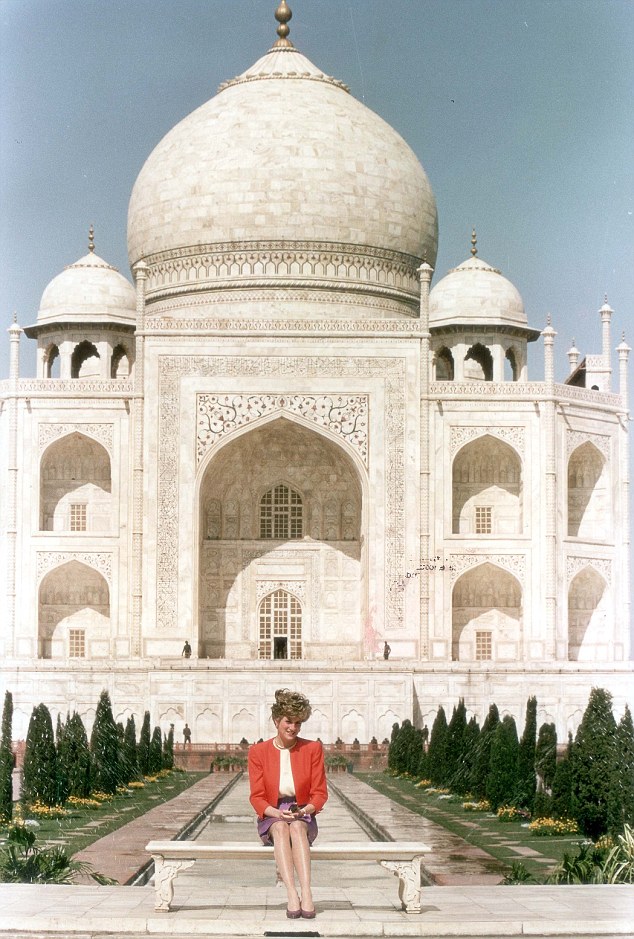 Taj Mahal Image Princess Diana At The Red Fort In Front Of