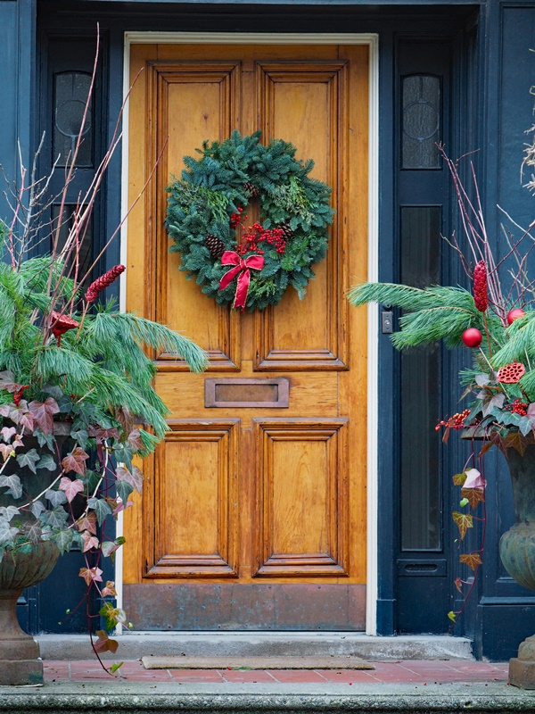 Traditional Christmas Door Wallpaper