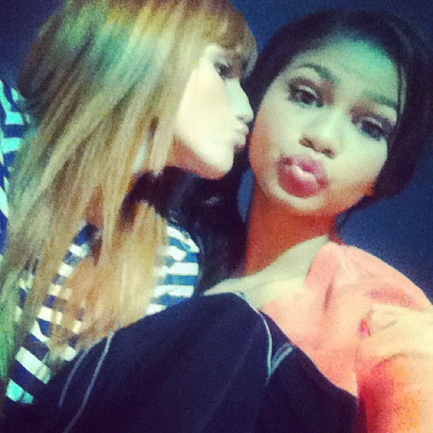 Zendaya Coleman And Bella Thorne Kissing On The Lips Images Pictures 612x612
