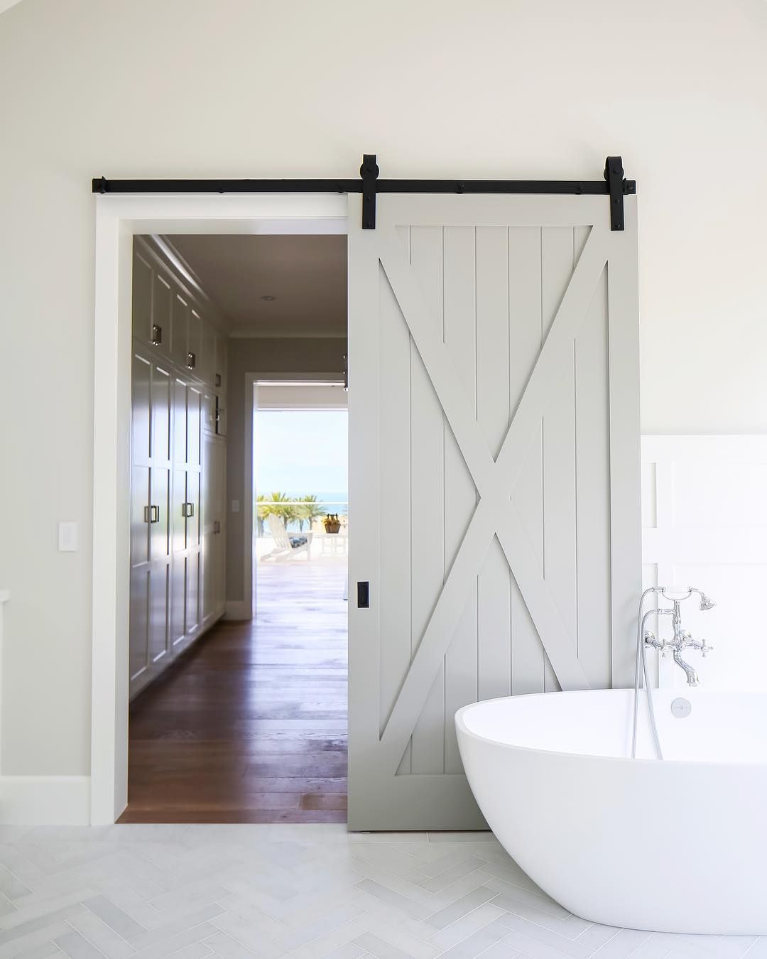 This Barn Door Soaking Tub And Sneaky Background Are Slaying